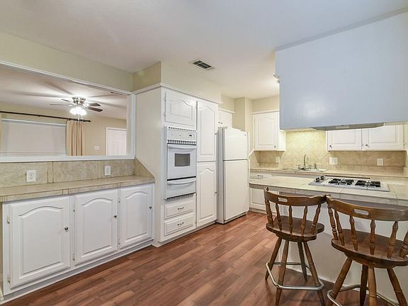 3rd image of 302 Katherine Ct