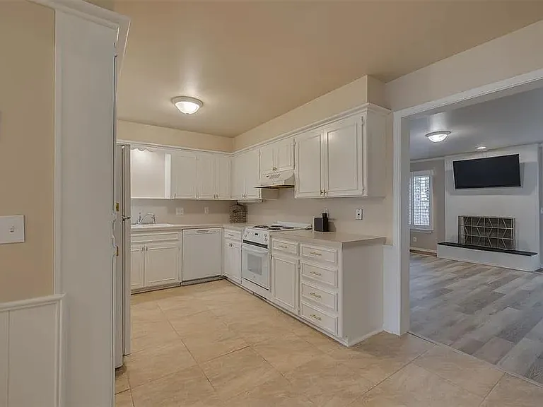 3057 W Wilshire Blvd — Photo 9