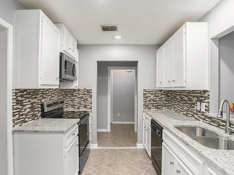 17306 Fife Ln — Photo 7