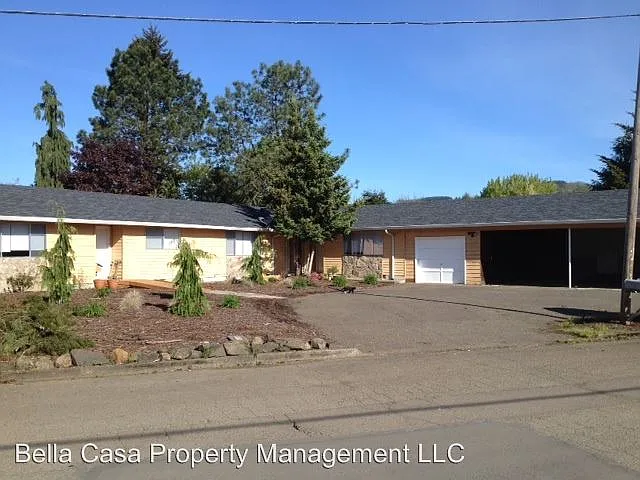 330 NE Hill St photo 1