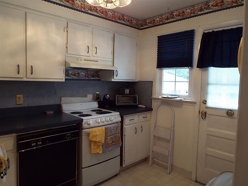3rd image of 558 DELAWARE Avenue