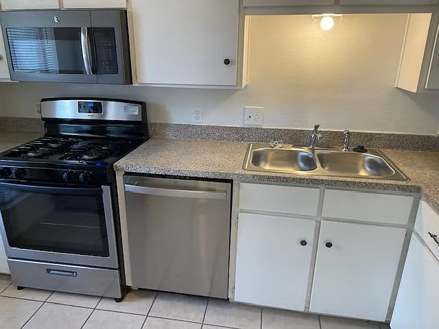 915 N Elm St — Photo 13