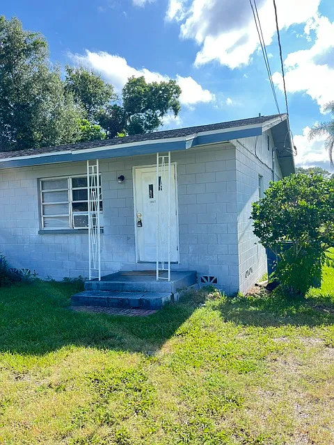 1/1 half duplex close to shopping, $1,050/month — Photo 2