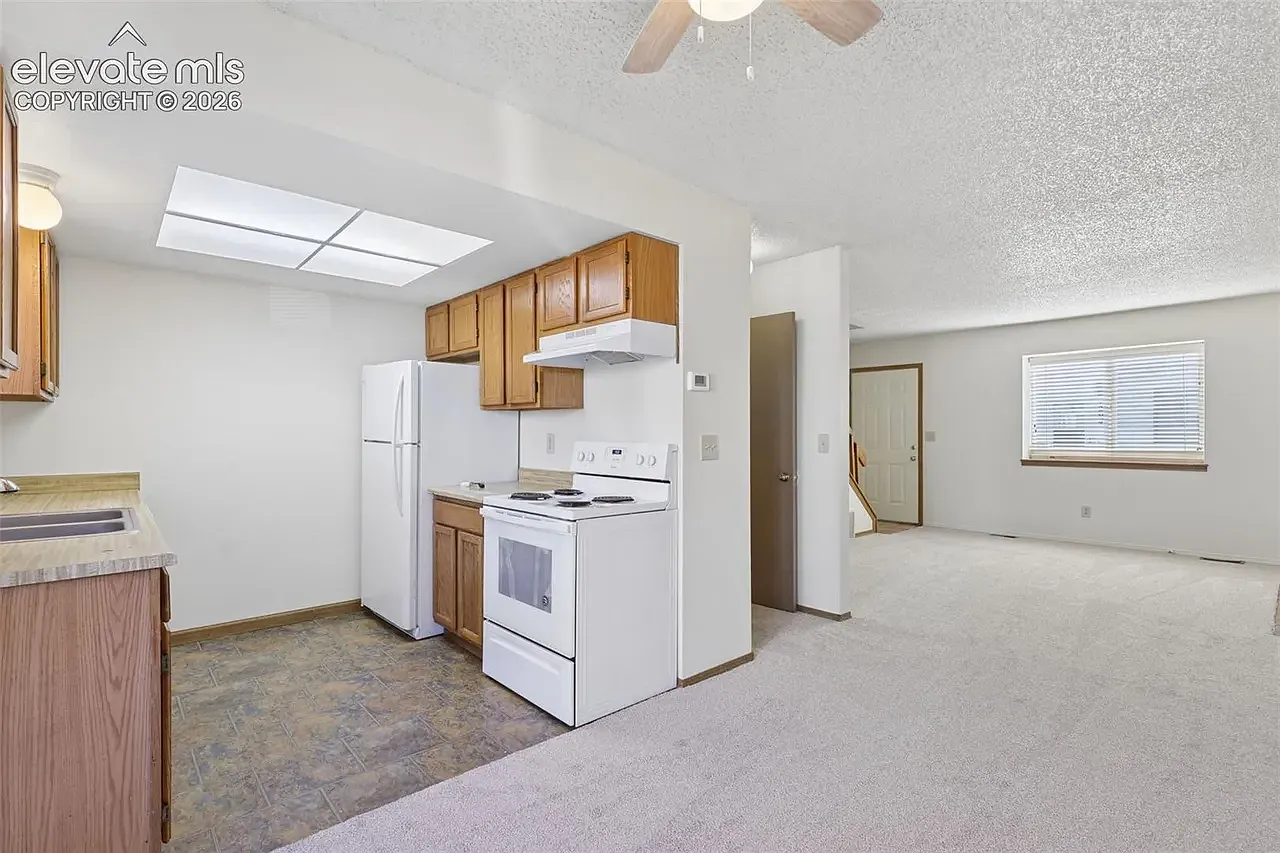 2 bed, 1.5 bath, 960 sqft, $1,300 — Photo 2