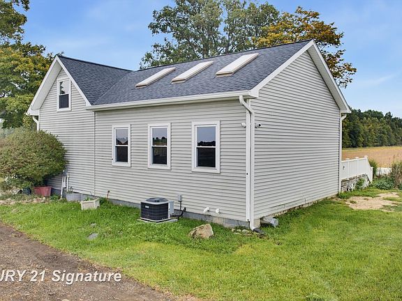 5th image of 19422 Stuart Rd