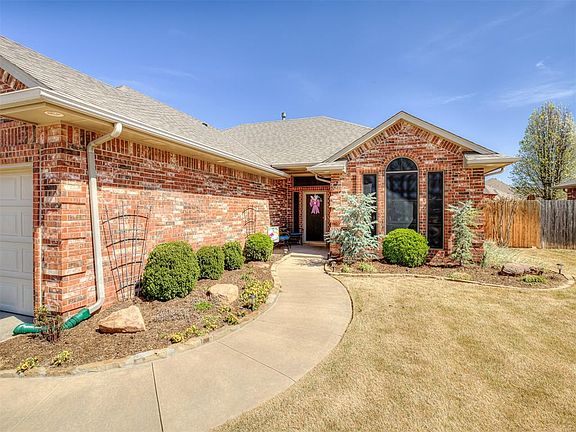3rd image of 418 N Chisholm Trail Way