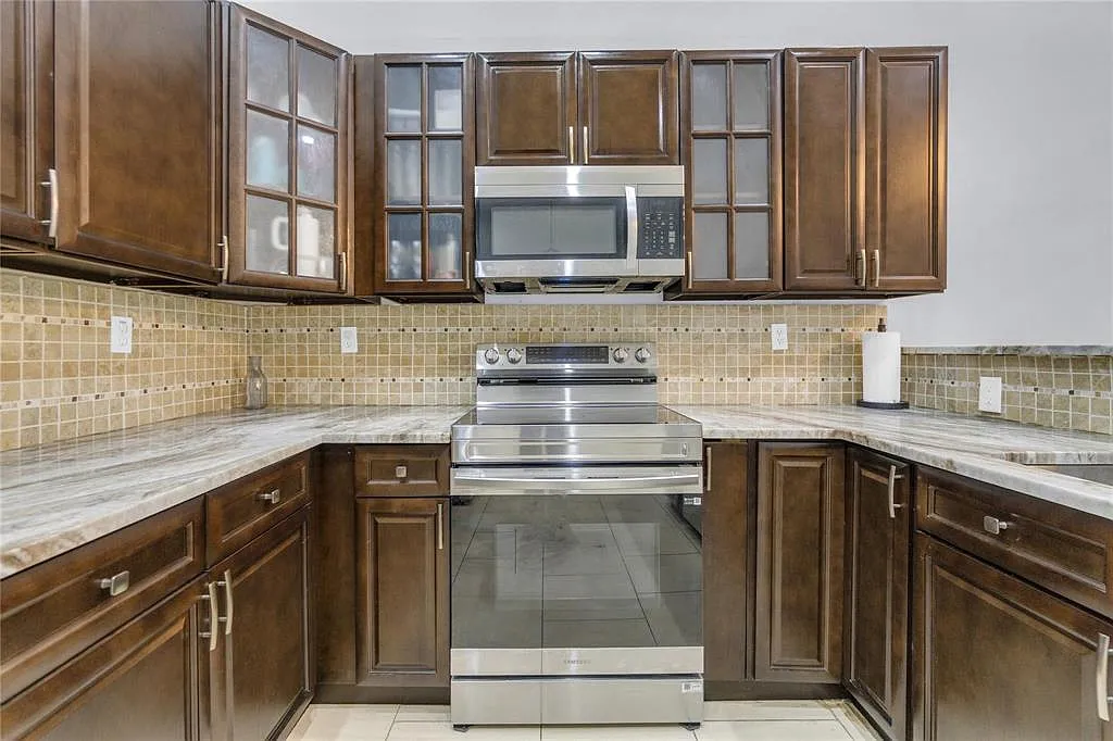 2 bed, 2.0 bath, 1373 sqft, $2,300 — Photo 4