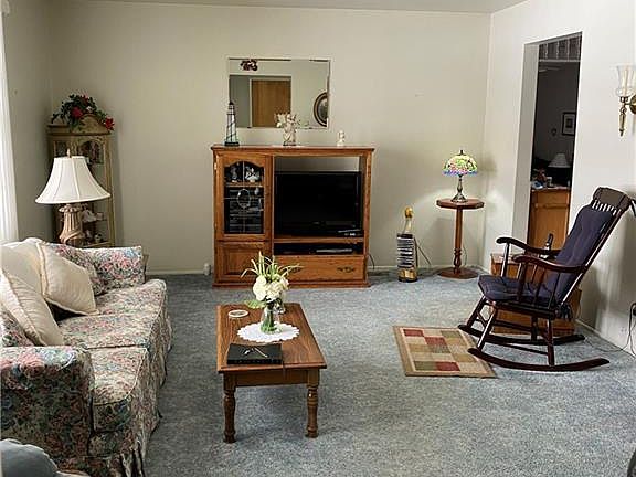3rd image of 4058 Greenmont Dr SE