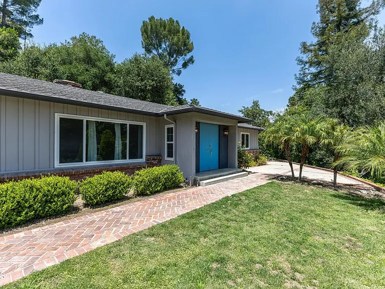 1290 Club House Dr — Photo 4
