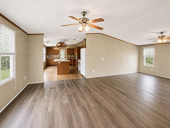 3rd image of 318 Autumn Rd