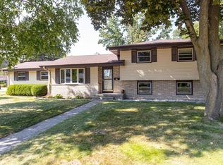 1125 Canterbury Dr, Oshkosh, WI 54902
