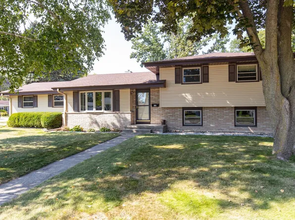 1125 Canterbury Dr, Oshkosh, WI 54902