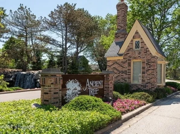 34 The Court Of Greenway #0, Northbrook, IL 60062