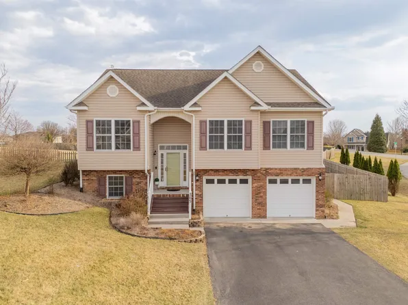 305 Meadow Dr, Christiansburg, VA 24073