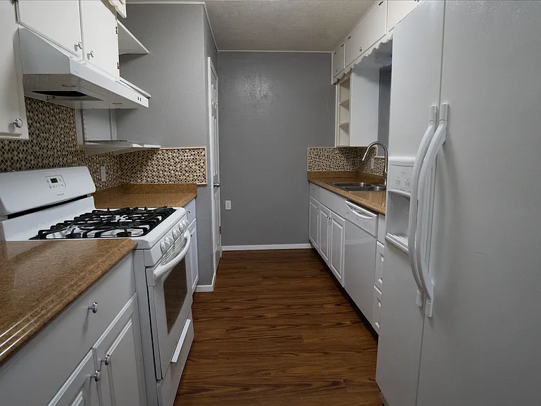 1004 Russell Ln — Photo 13