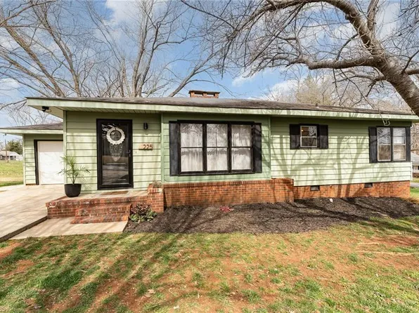 225 Swaim St, Randleman, NC 27317