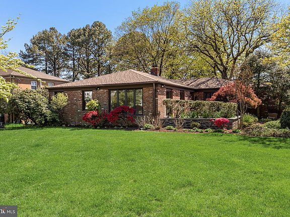 2nd image of 1805 Country Club Dr