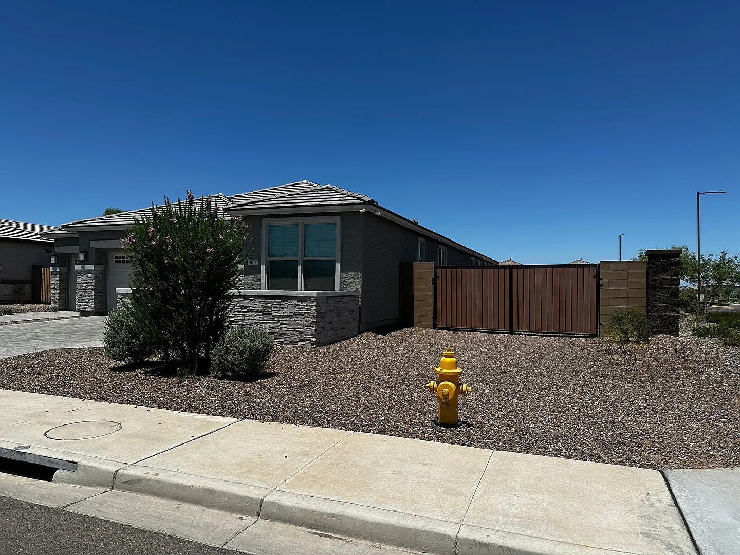 3 bed, 3.0 bath, 2090 sqft, $2,500 — Photo 2