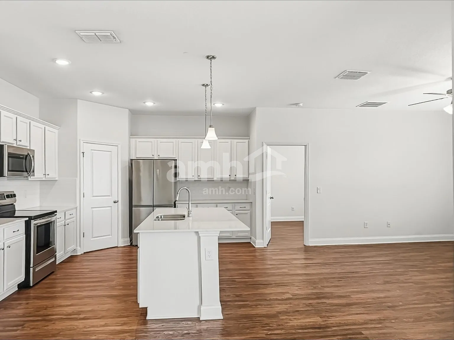 3 bed, 2.0 bath, 1700 sqft, $2,715 — Photo 3