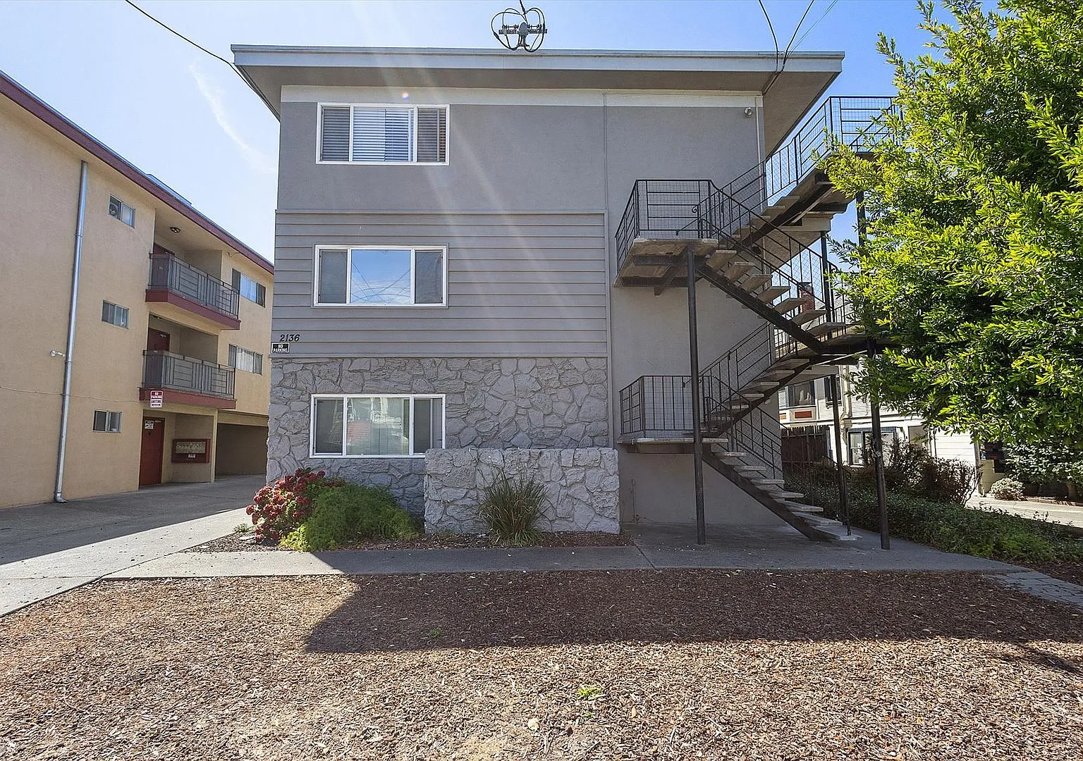 2136 Lincoln Ave #P - 2 bedroom | 1 bath | Upper unit — Photo 1