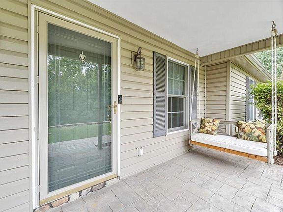 5th image of 239 Pin Oak Dr