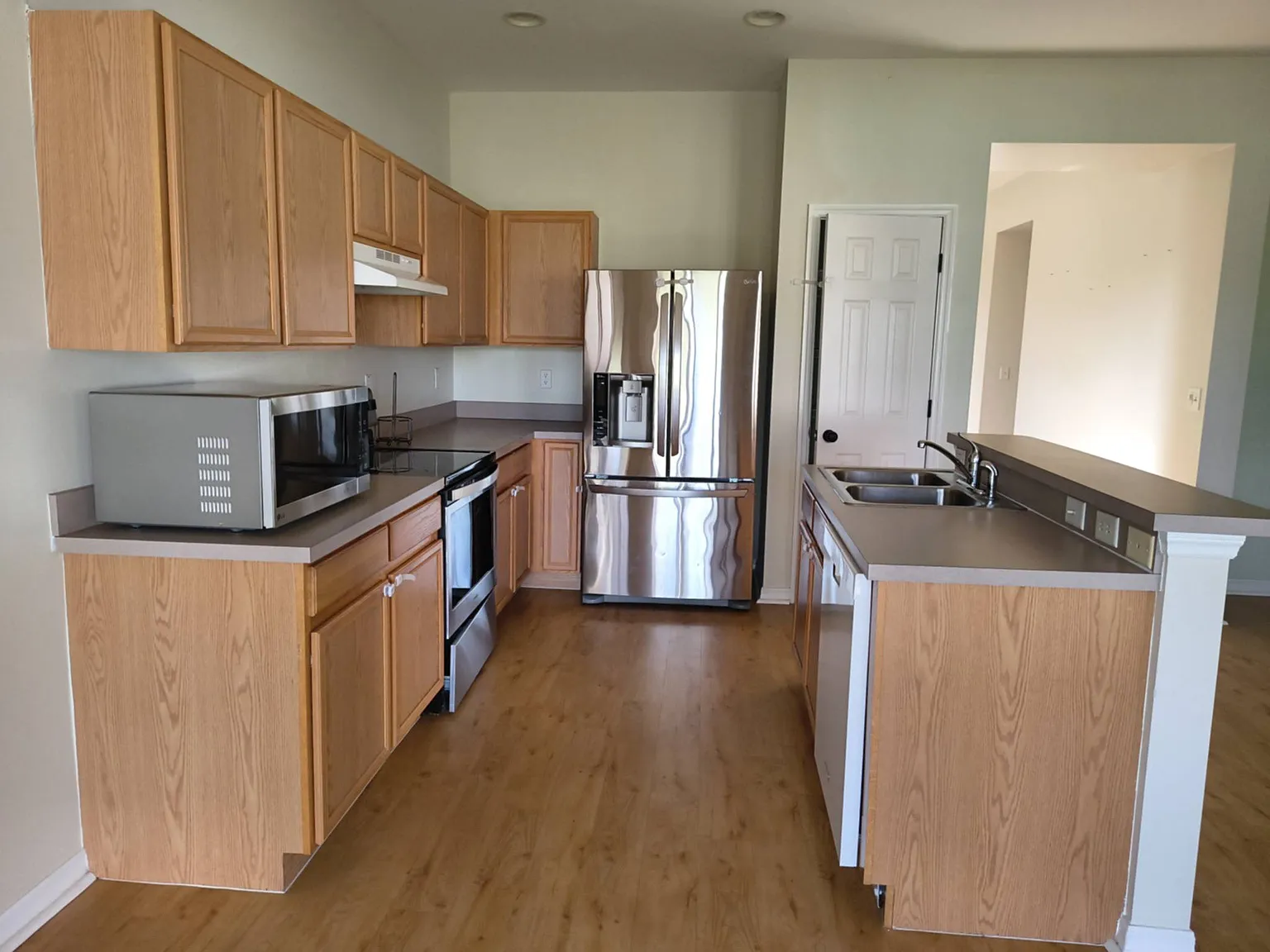 3 bed, 1977 sqft, $2,200 — Photo 3