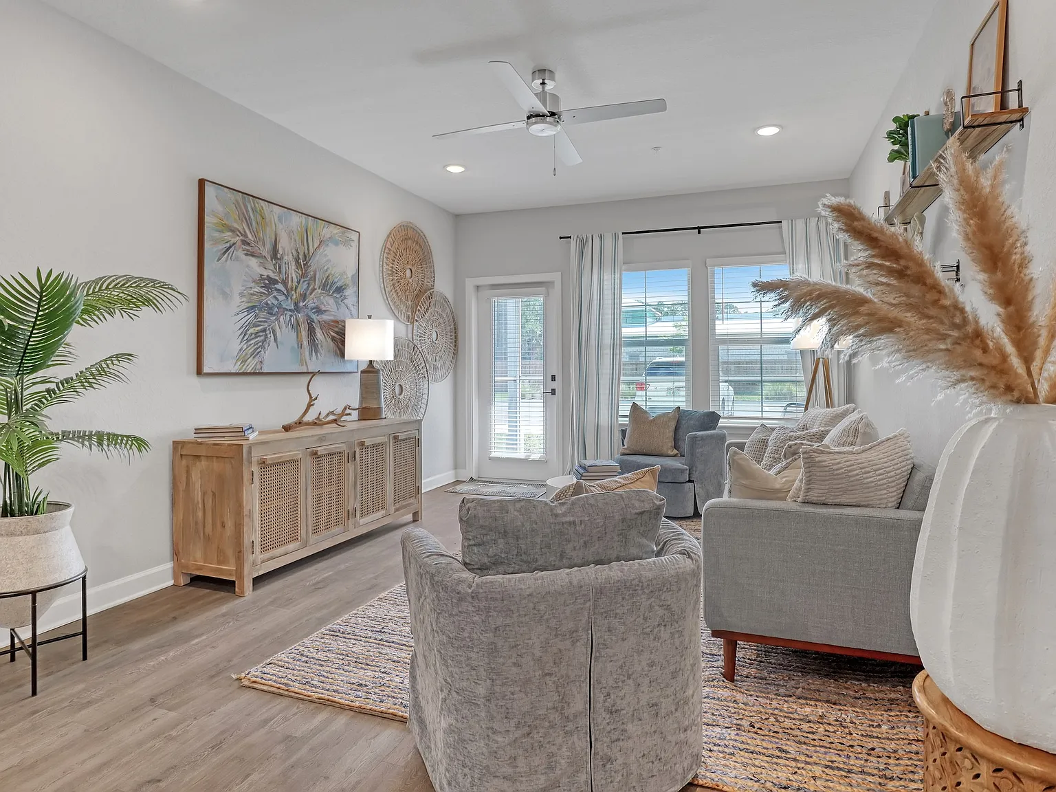 Palm Breeze Apartments — Photo 2