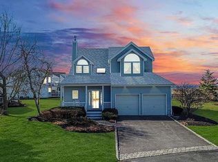 16 Spinnaker Ct, East Patchogue, NY 11772