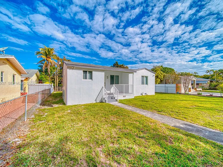 4345 SW 5th Ter — Photo 3