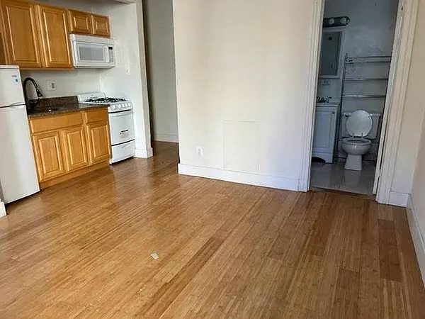 Studio, $990 — Photo 4