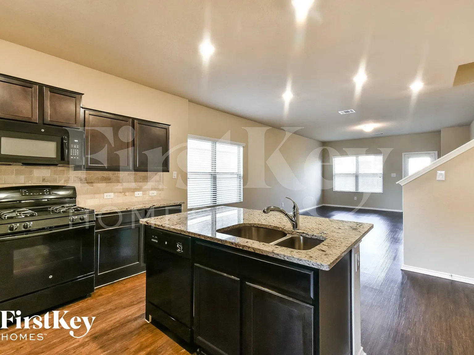 4 bed, 2.0 bath, 2484 sqft, $2,165 — Photo 4