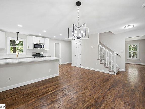3rd image of 113 Lexington Ct