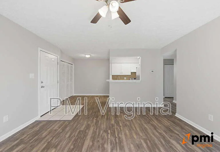 326 Wells Ct — Photo 2