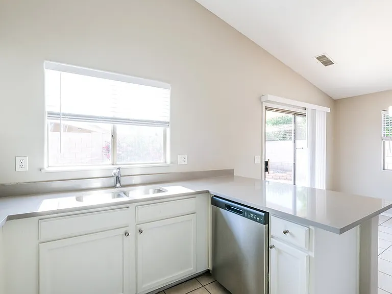 2710 S 108th Ave — Photo 8