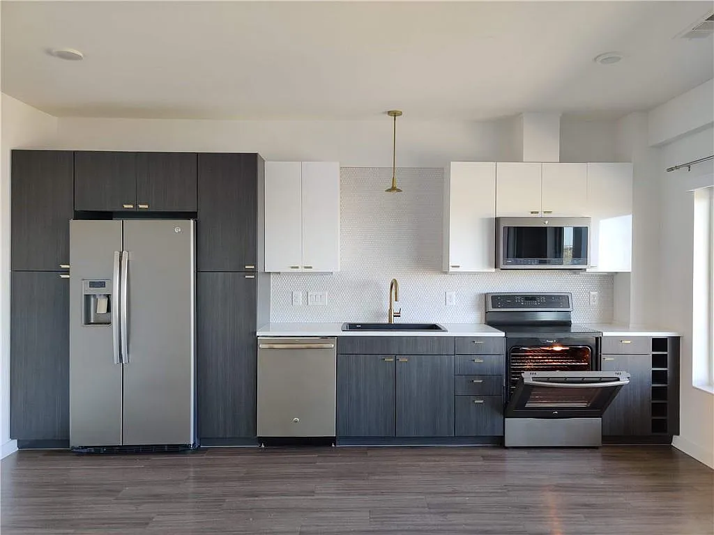 2 bed, 2.0 bath, 1305 sqft, $2,495 — Photo 2