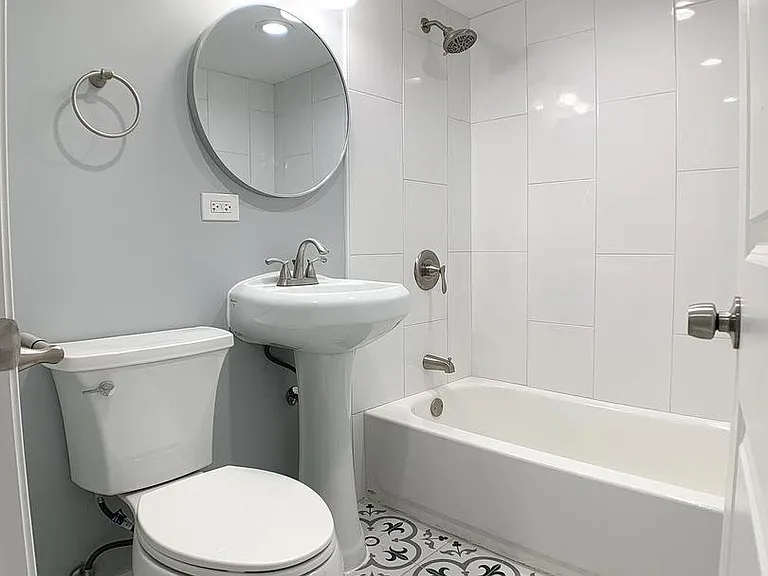 2327 N Harding Ave #G — Photo 6