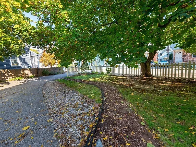 12 Adella Pl — Photo 42