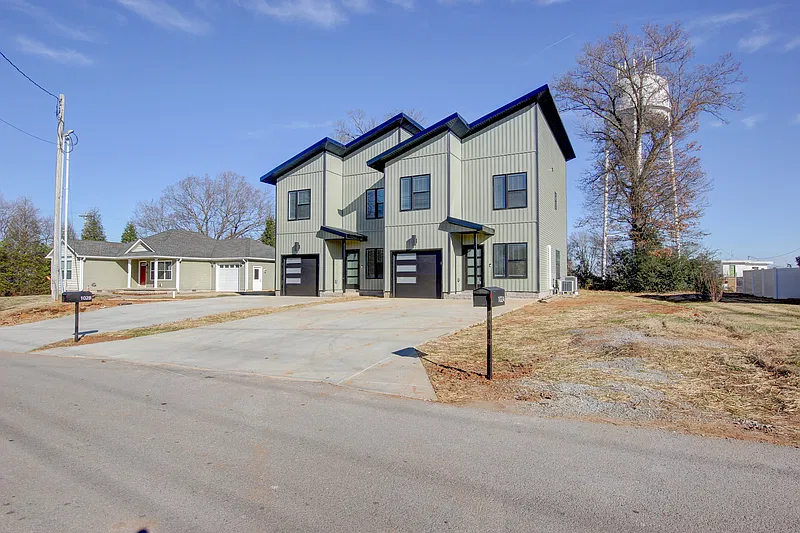 3 bed, 2.5 bath, 1277 sqft, $1,295 — Photo 2