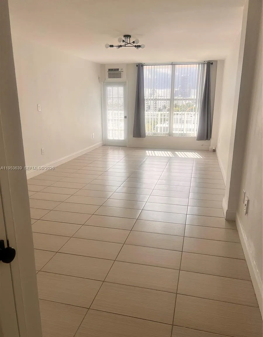 Lincoln Towers Condo — Photo 3