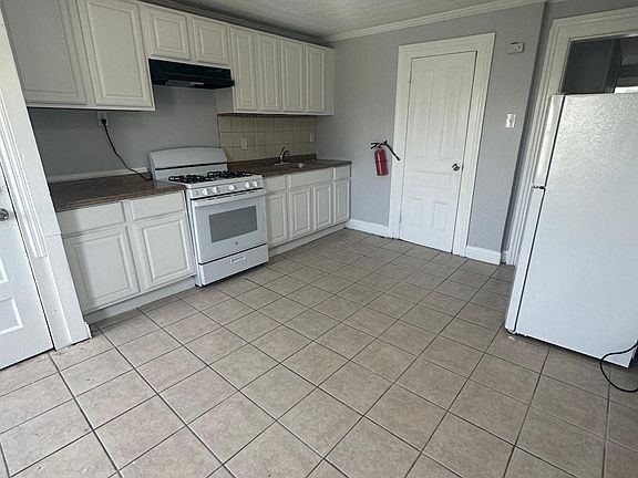 3rd image of 38 Headley Ter #3