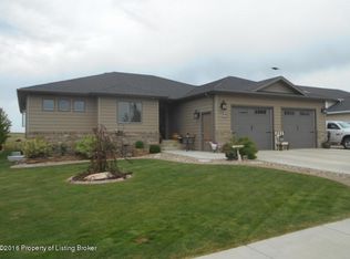 906 29th St W, Dickinson, ND 58601