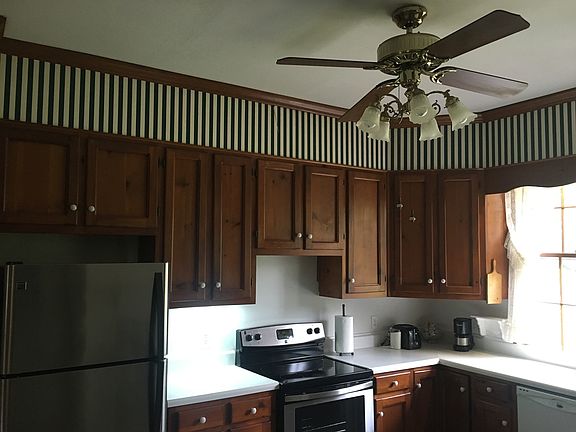2nd image of 1403 Canterbury Ct SE