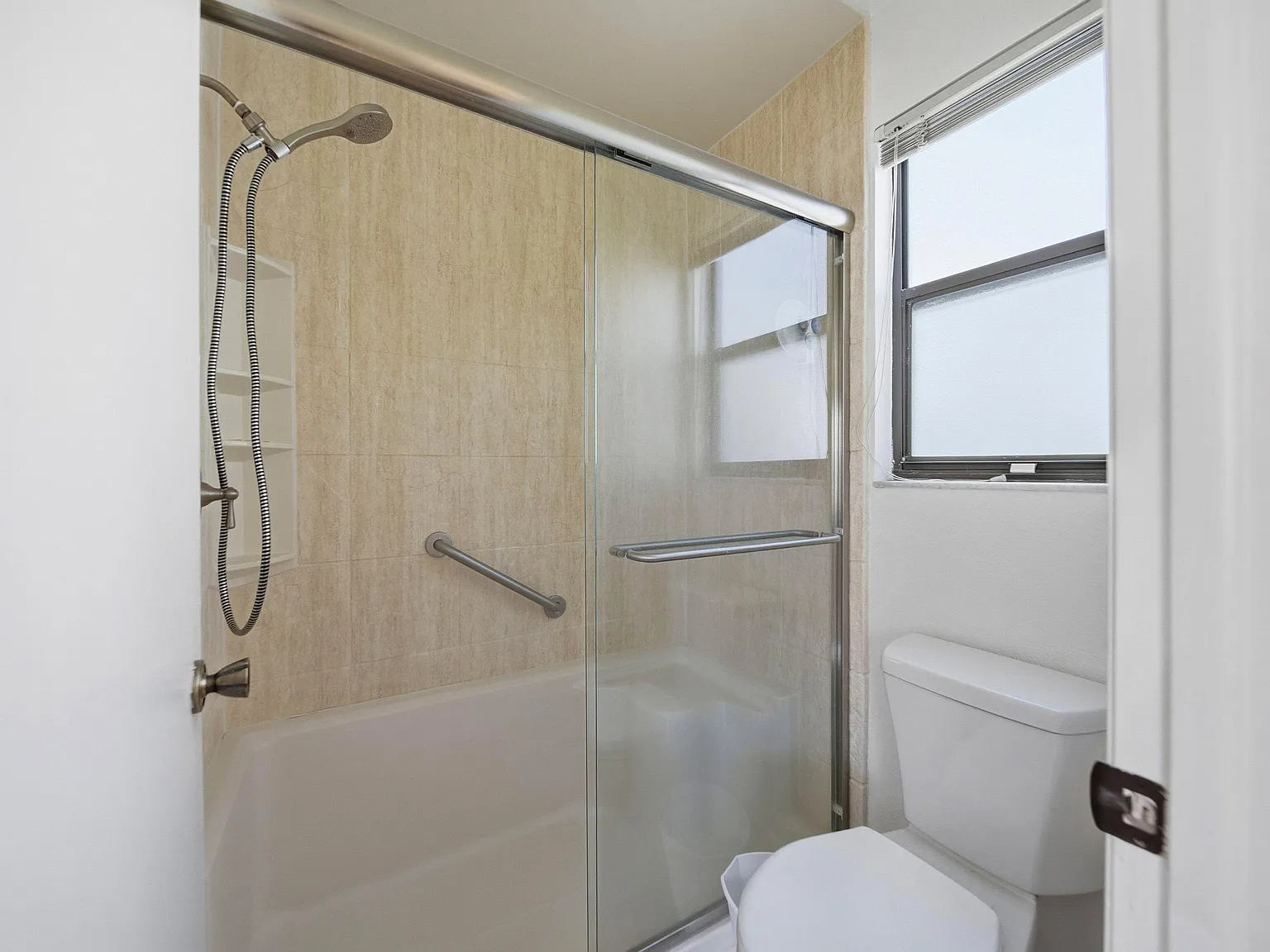 4 bed, 2.0 bath, 1401 sqft, $1,364 — Photo 4