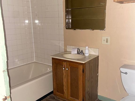 5th image of 501 W Railroad St