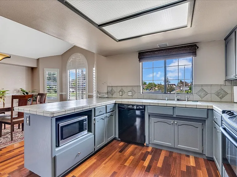285 W Ash Ave — Photo 3