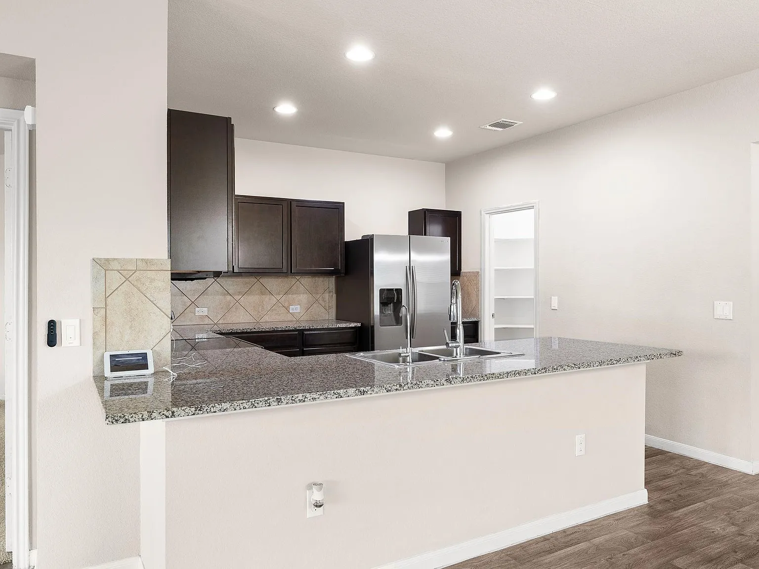 4 bed, 2.0 bath, 1939 sqft, $2,145 — Photo 3