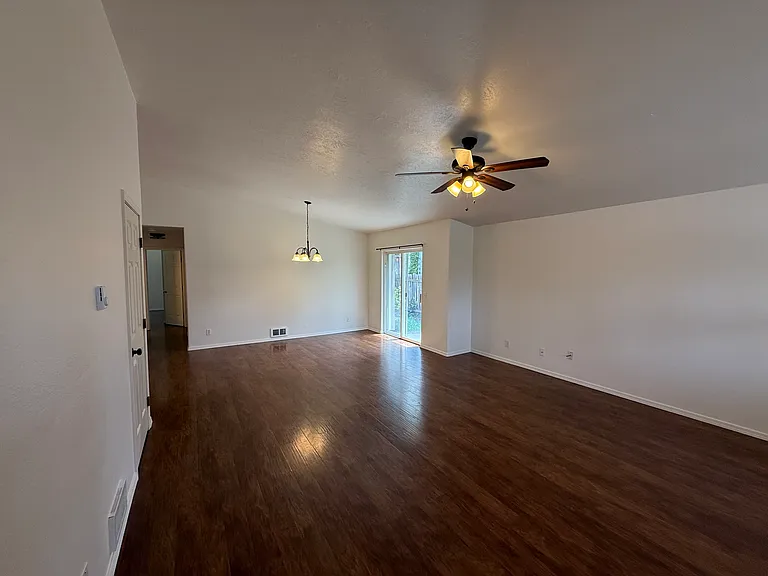 521 SW Forest Grove Dr — Photo 3