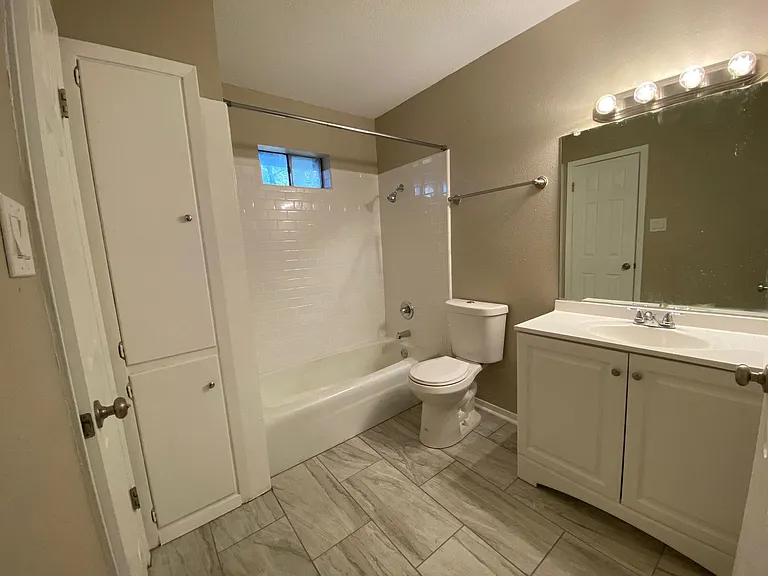 1107 N Locust St — Photo 6