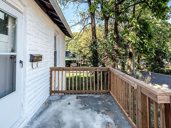 4th image of 2529 Leslie Ave