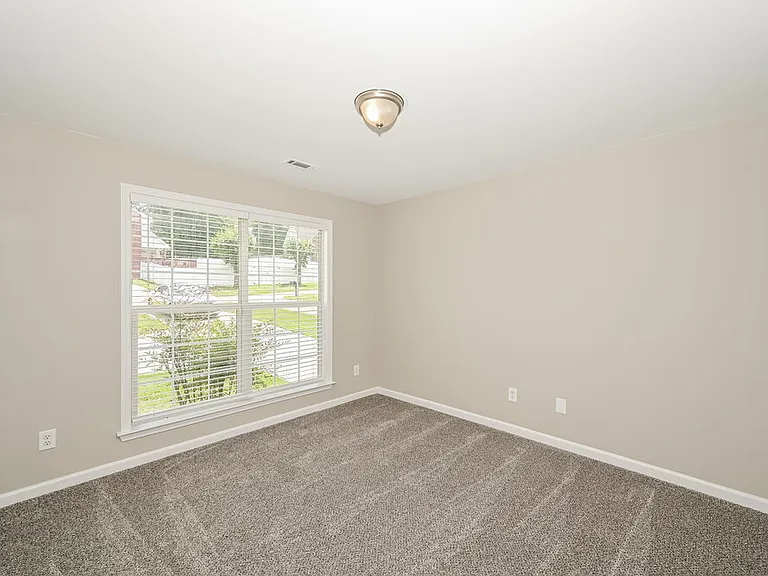 1126 Poplar Hollow Rd — Photo 15